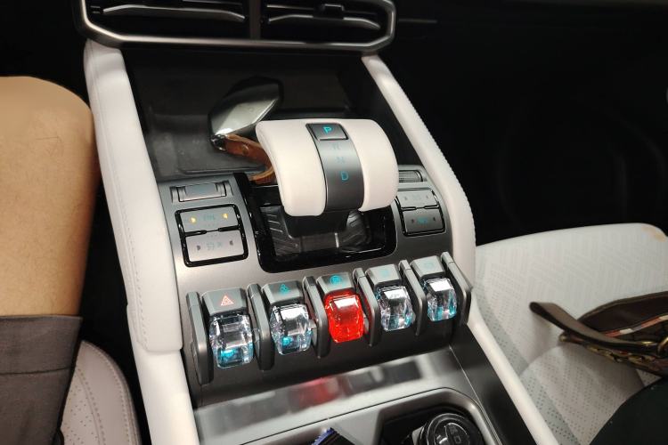 Used Formula Leopard Titanium 3 2025 501 km All-Wheel Drive Intelligent Driving Max Edition Gear Lever