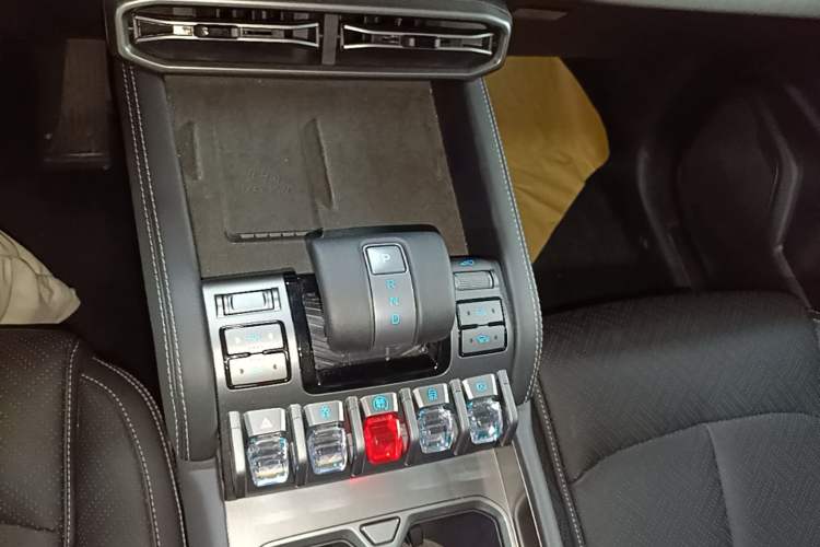 Used Formula Leopard Titanium 3 2025 501KM All-Wheel Drive Intelligent Driving Ultra Version Gear Lever