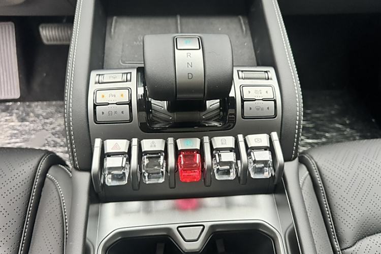 Used Formula Leopard Titanium 3 2025 501KM All-Wheel Drive Intelligent Driving Ultra Version Gear Lever