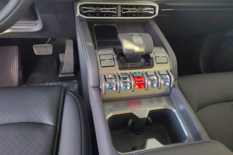 Used Formula Leopard Titanium 3 2025 501 km Range Rear-Wheel Drive Intelligent Driving Max Edition Gear Lever