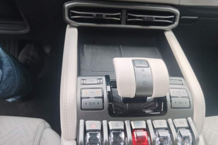 Used Formula Leopard Titanium 3 2025 501KM All-Wheel Drive Intelligent Driving Ultra Version Gear Lever