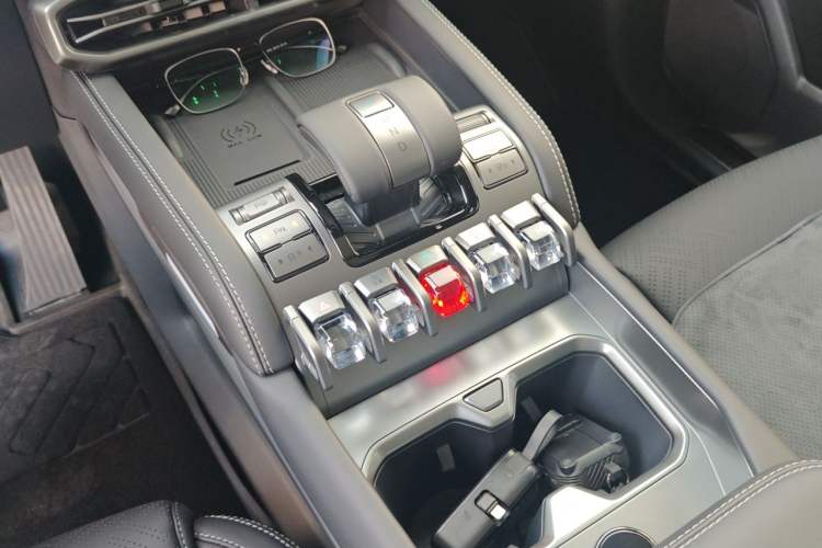 Used Formula Leopard Titanium 3 2025 501KM All-Wheel Drive Intelligent Driving Ultra Version Gear Lever