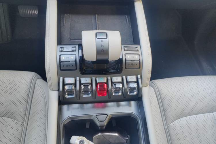 Used Formula Leopard Titanium 3 2025 501KM All-Wheel Drive Intelligent Driving Ultra Version Gear Lever