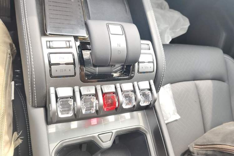 Used Formula Leopard Titanium 3 2025 501KM All-Wheel Drive Intelligent Driving Ultra Version Gear Lever