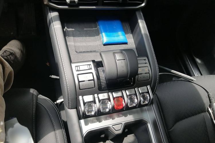 Used Formula Leopard Titanium 3 2025 501KM All-Wheel Drive Intelligent Driving Ultra Version Gear Lever
