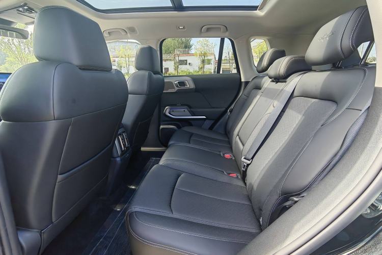 Used Formula Leopard Titanium 3 2025 501KM All-Wheel Drive Intelligent Driving Ultra Version Interior 2