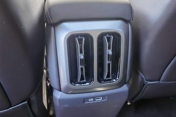 Used Formula Leopard Titanium 3 2025 501KM All-Wheel Drive Intelligent Driving Ultra Version Interior 3