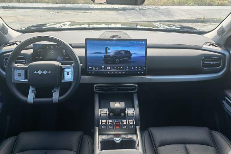 Used Formula Leopard Titanium 3 2025 501KM All-Wheel Drive Intelligent Driving Ultra Version Interior 4