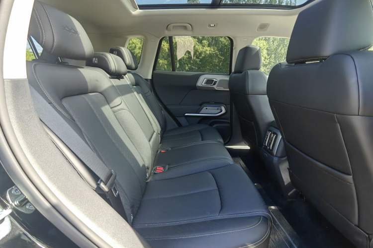 Used Formula Leopard Titanium 3 2025 501KM All-Wheel Drive Intelligent Driving Ultra Version Interior 6