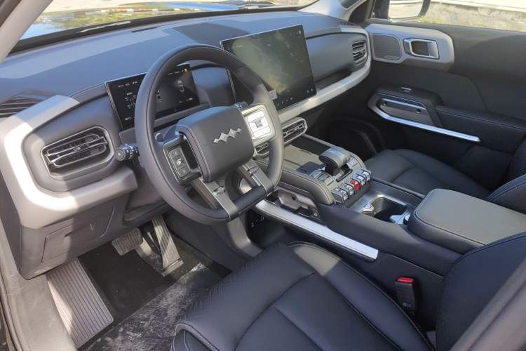 Used Formula Leopard Titanium 3 2025 501KM All-Wheel Drive Intelligent Driving Ultra Version Interior 9