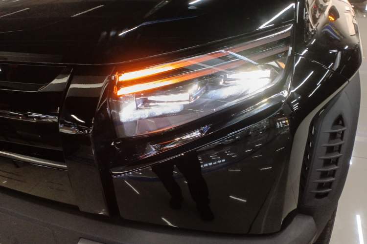Used Formula Leopard Titanium 3 2025 501KM All-Wheel Drive Intelligent Driving Ultra Version Left Front Headlight
