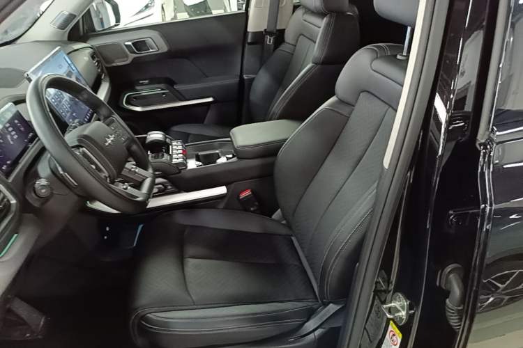Used Formula Leopard Titanium 3 2025 501KM All-Wheel Drive Intelligent Driving Ultra Version Left Front Seat