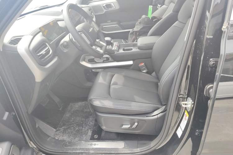 Used Formula Leopard Titanium 3 2025 501KM All-Wheel Drive Intelligent Driving Ultra Version Left Front Seat