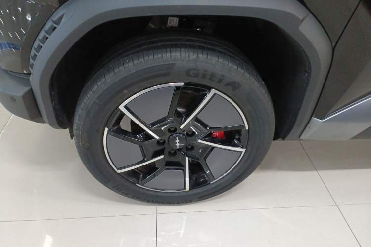 Used Formula Leopard Titanium 3 2025 501KM All-Wheel Drive Intelligent Driving Ultra Version Left Front Wheel Hub