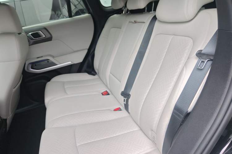 Used Formula Leopard Titanium 3 2025 501KM All-Wheel Drive Intelligent Driving Ultra Version Left Rear Seat