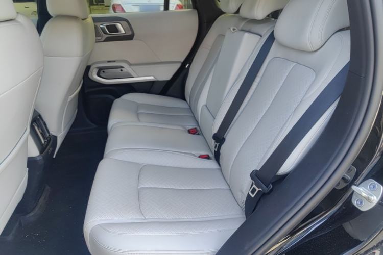 Used Formula Leopard Titanium 3 2025 501KM All-Wheel Drive Intelligent Driving Ultra Version Left Rear Seat