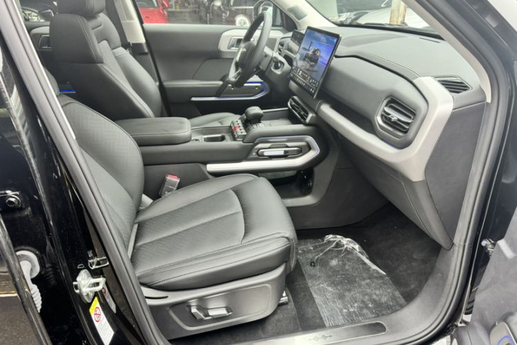 Used Formula Leopard Titanium 3 2025 501KM All-Wheel Drive Intelligent Driving Ultra Version Right Front Seat