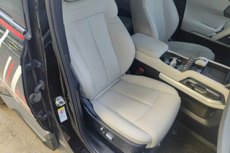 Used Formula Leopard Titanium 3 2025 501KM All-Wheel Drive Intelligent Driving Ultra Version Right Front Seat