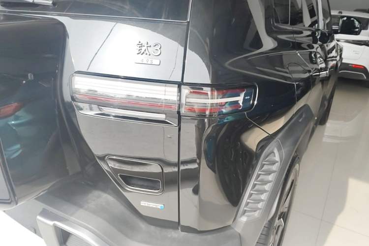Used Formula Leopard Titanium 3 2025 501KM All-Wheel Drive Intelligent Driving Ultra Version Right Rear Taillight