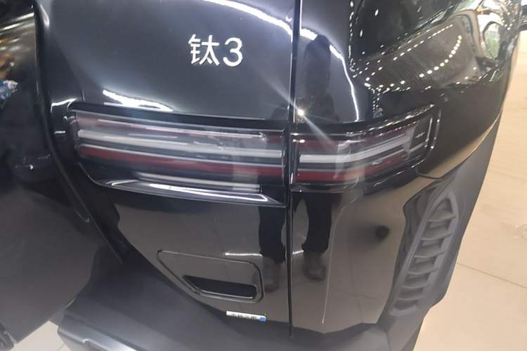 Used Formula Leopard Titanium 3 2025 501 km Range Rear-Wheel Drive Intelligent Driving Max Edition Right Rear Taillight
