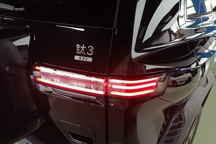 Used Formula Leopard Titanium 3 2025 501KM All-Wheel Drive Intelligent Driving Ultra Version Right Rear Taillight
