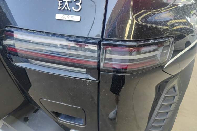 Used Formula Leopard Titanium 3 2025 501KM All-Wheel Drive Intelligent Driving Ultra Version Right Rear Taillight