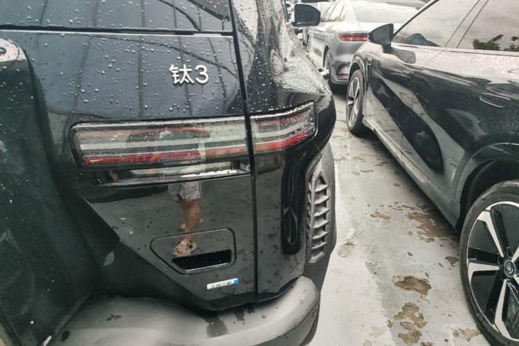 Used Formula Leopard Titanium 3 2025 501 km Range Rear-Wheel Drive Intelligent Driving Max Edition Right Rear Taillight