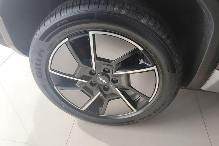 Used Formula Leopard Titanium 3 2025 501KM All-Wheel Drive Intelligent Driving Ultra Version Right Rear Wheel Hub