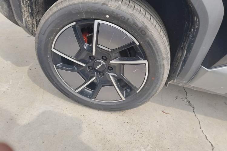 Used Formula Leopard Titanium 3 2025 501KM All-Wheel Drive Intelligent Driving Ultra Version Right Rear Wheel Hub