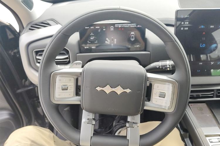 Used Formula Leopard Titanium 3 2025 501KM All-Wheel Drive Intelligent Driving Ultra Version Steering Wheel