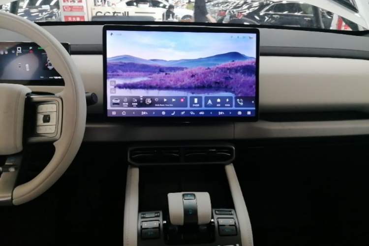 Used Formula Leopard Titanium 3 2025 501KM All-Wheel Drive Intelligent Driving Ultra Version Audio And AC Panel