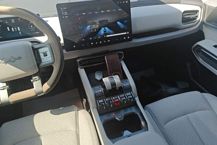 Used Formula Leopard Titanium 3 2025 501KM All-Wheel Drive Intelligent Driving Ultra Version Audio And AC Panel
