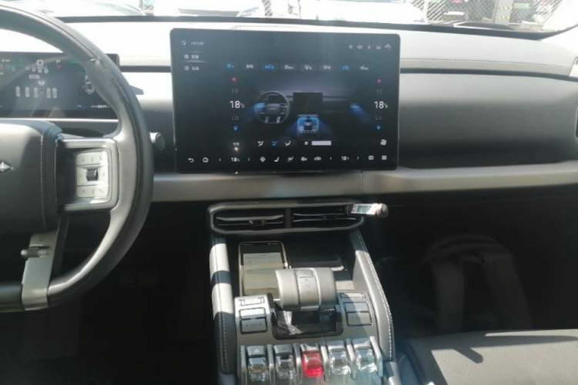 Used Formula Leopard Titanium 3 2025 501KM All-Wheel Drive Intelligent Driving Ultra Version Audio And AC Panel