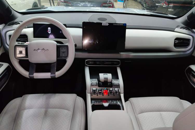 Used Formula Leopard Titanium 3 2025 501 km Range Rear-Wheel Drive Intelligent Driving Pro Version Center Console