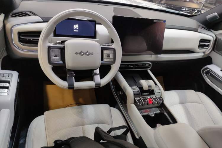 Used Formula Leopard Titanium 3 2025 501KM All-Wheel Drive Intelligent Driving Ultra Version Center Console