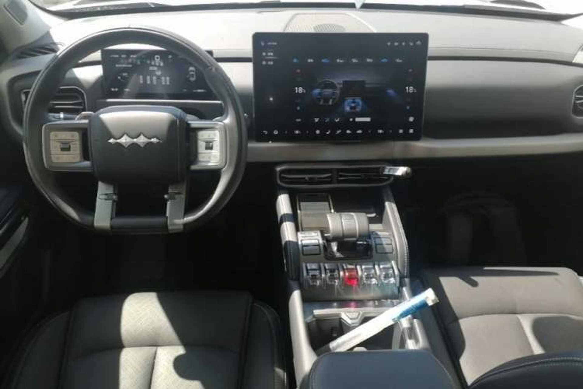 Used Formula Leopard Titanium 3 2025 501KM All-Wheel Drive Intelligent Driving Ultra Version Center Console