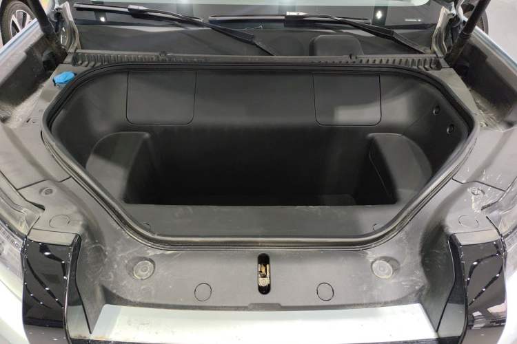 Used Formula Leopard Titanium 3 2025 Model 501KM Rear-Drive Ultra Version Engine Bay