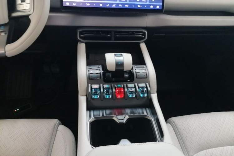 Used Formula Leopard Titanium 3 2025 501KM All-Wheel Drive Intelligent Driving Ultra Version Gear Lever