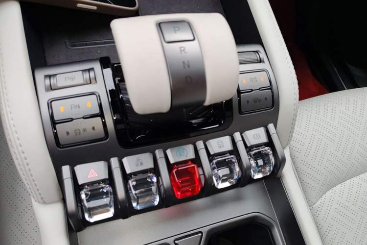 Used Formula Leopard Titanium 3 2025 501KM All-Wheel Drive Intelligent Driving Ultra Version Gear Lever