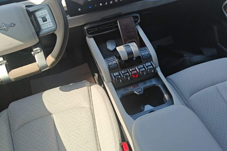 Used Formula Leopard Titanium 3 2025 501KM All-Wheel Drive Intelligent Driving Ultra Version Gear Lever