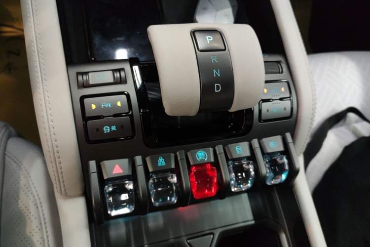 Used Formula Leopard Titanium 3 2025 501KM All-Wheel Drive Intelligent Driving Ultra Version Gear Lever