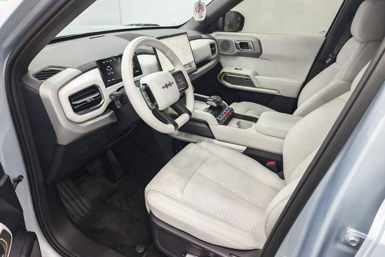 Used Formula Leopard Titanium 3 2025 501 km Range Rear-Wheel Drive Intelligent Driving Max Edition Interior 2