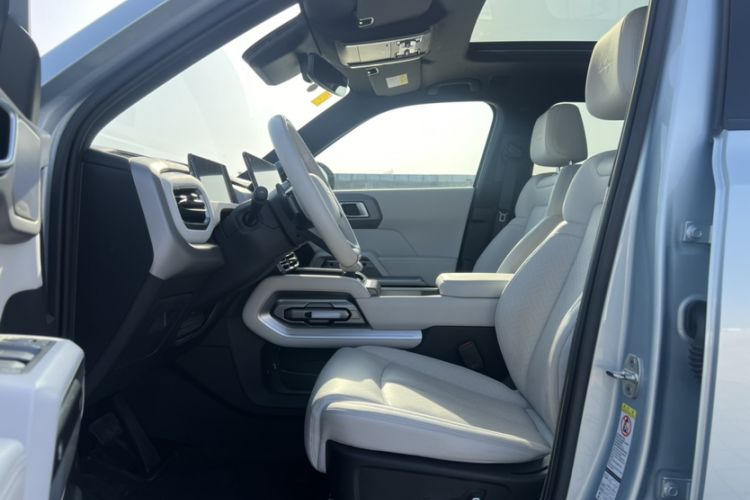 Used Formula Leopard Titanium 3 2025 501KM All-Wheel Drive Intelligent Driving Ultra Version Interior 3