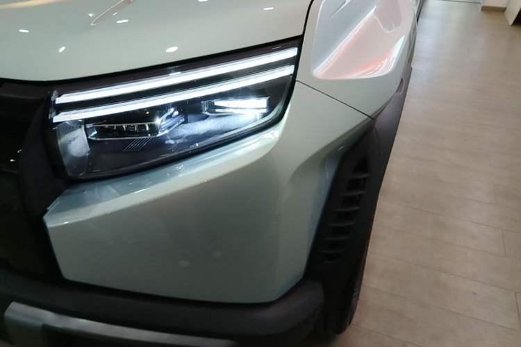 Used Formula Leopard Titanium 3 2025 501 km Range Rear-Wheel Drive Intelligent Driving Max Edition Left Front Headlight