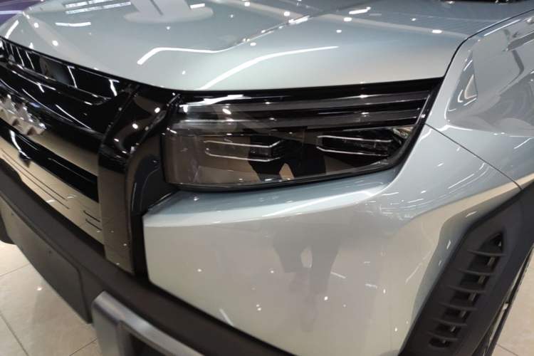 Used Formula Leopard Titanium 3 2025 501KM All-Wheel Drive Intelligent Driving Ultra Version Left Front Headlight