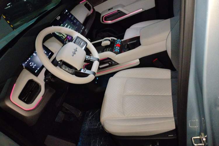 Used Formula Leopard Titanium 3 2025 501KM All-Wheel Drive Intelligent Driving Ultra Version Left Front Seat