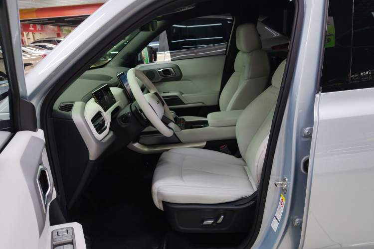 Used Formula Leopard Titanium 3 2025 501 km Range Rear-Wheel Drive Intelligent Driving Pro Version Left Front Seat
