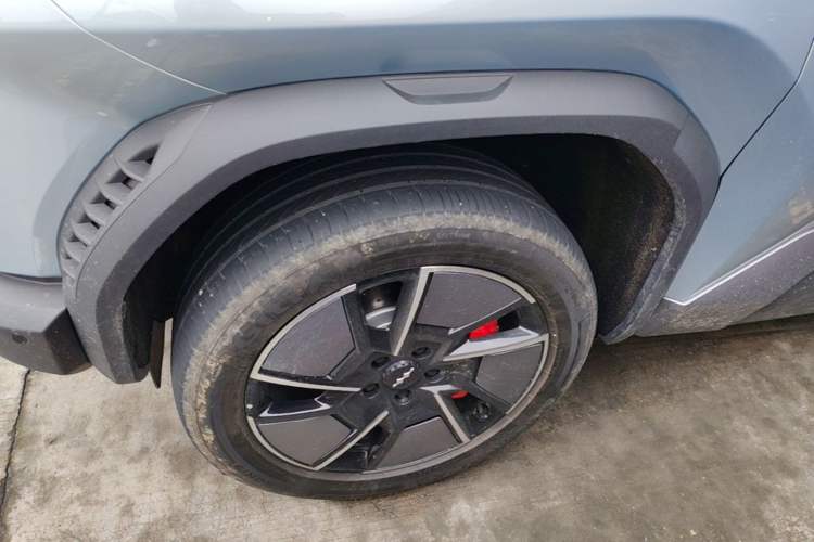 Used Formula Leopard Titanium 3 2025 501KM All-Wheel Drive Intelligent Driving Ultra Version Left Front Wheel Hub