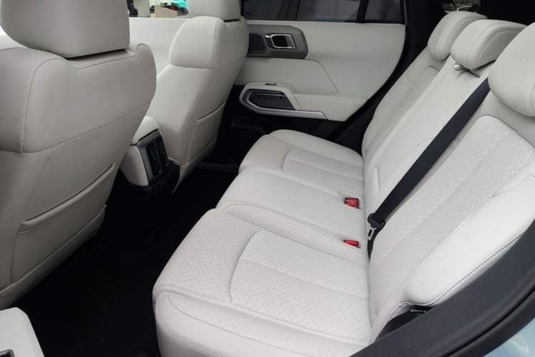 Used Formula Leopard Titanium 3 2025 501KM All-Wheel Drive Intelligent Driving Ultra Version Left Rear Seat
