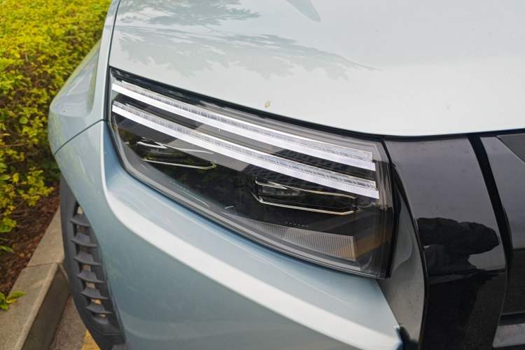 Used Formula Leopard Titanium 3 2025 501KM All-Wheel Drive Intelligent Driving Ultra Version Right Front Headlight